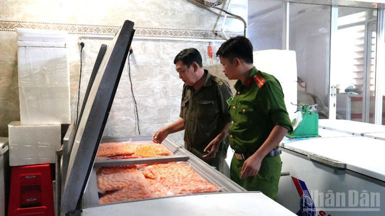 Kiểm tra, xử lý cơ sở kinh doanh thực phẩm không rõ nguồn gốc trên địa bàn tỉnh Đồng Tháp. ndo_br_kiem-tra-xu-ly-co-so-kinh-doanh-thuc-pham-khong-ro-nguon-goc-anh-trong-tin-2-7067.jpg