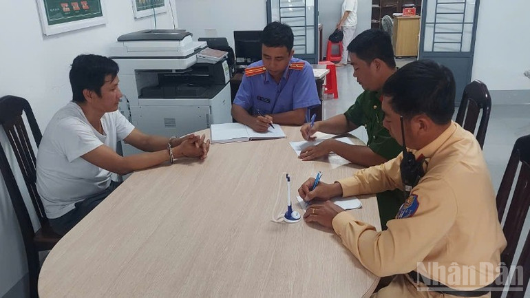 Lực lượng chức năng lập biên bản, xử lý một trường hợp vận chuyển hàng lậu trên địa bàn tỉnh Đồng Tháp. ndo_br_luc-luong-chuc-nang-lap-bien-ban-xu-ly-mot-truong-hop-van-chuyen-hang-lau-anh-trong-tin-862-8873.jpg