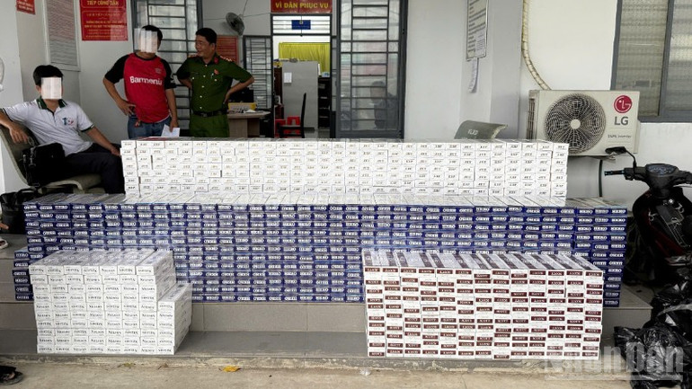 Lực lượng Công an tỉnh Đồng Tháp tạm giữ tang vật là thuốc lá điếu ngoại nhập lậu vận chuyển qua địa bàn tỉnh Đồng Tháp. ndo_br_mot-so-truong-hop-van-chuyen-thuoc-la-dieu-nhap-lau-bi-luc-luong-chuc-nang-phat-hien-bat-giu-anh-trong-tin-1-6631.jpg