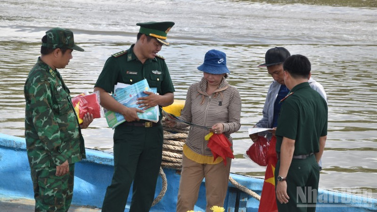 Bộ đội Biên phòng Đồng Tháp tuyên truyền khai thác IUU cho ngư dân. ndo_br_dsc-0899-2180.jpg