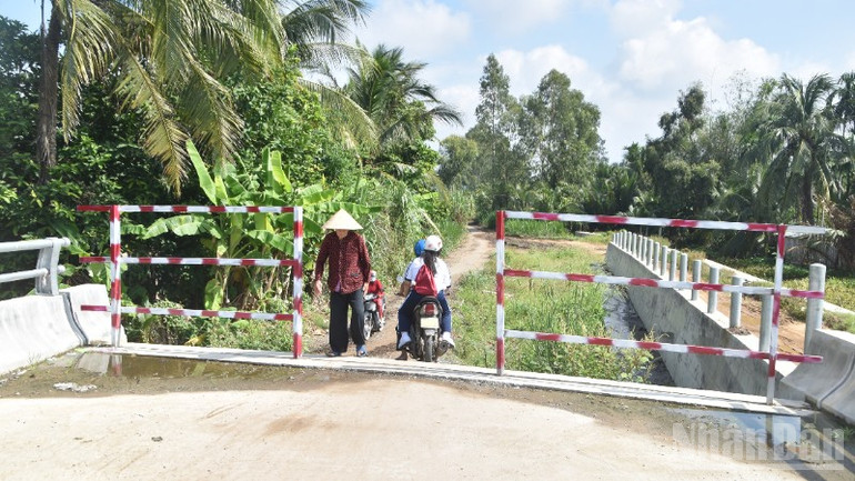 Người lớn tuổi bức xúc khi qua cầu. ndo_br_dsc-0783-9963.jpg