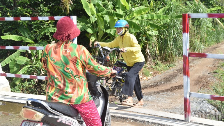 Người dân qua lại cầu. ndo_br_dsc-0769-7414.jpg