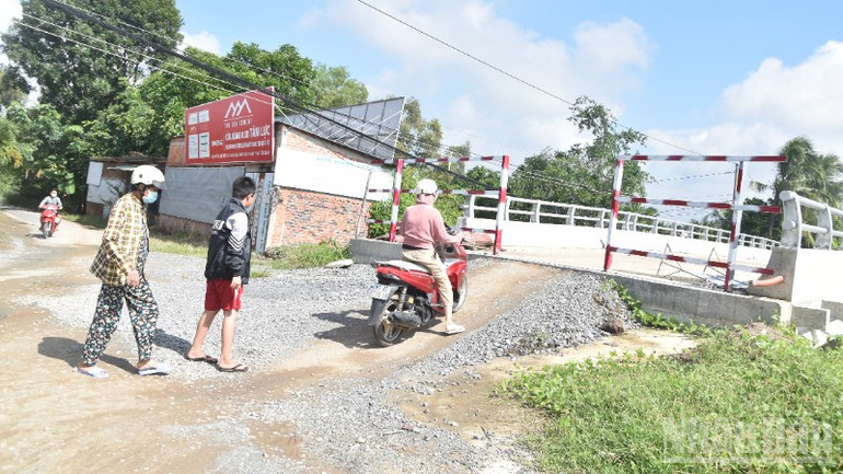 Việc đi lại qua cầu Kênh Năng gặp không ít khó khăn. ndo_br_dsc-0798-3048.jpg