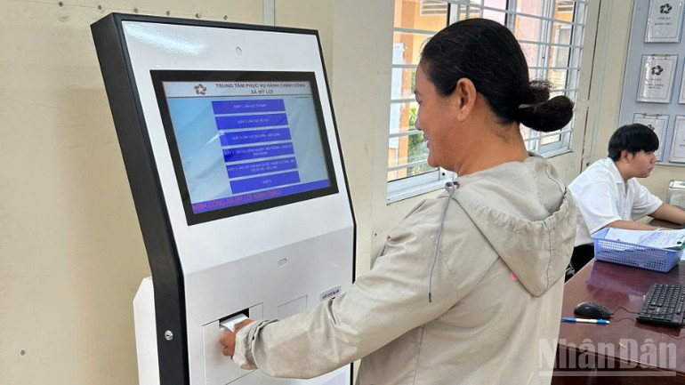 ndo_br_trung-tam-phuc-vu-hanh-chinh-cong-bo-tri-he-thong-may-lay-so-tu-dong-tao-thuan-tien-cho-nguoi-dan-khi-den-lam-ho-so-tai-trung-tam-1-9414.jpg