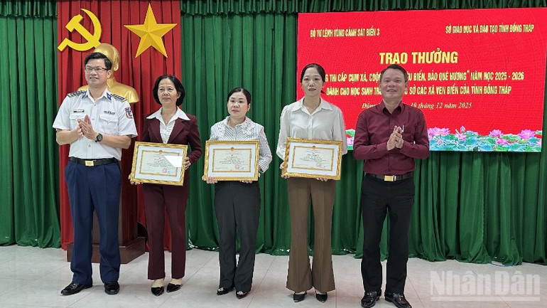 ndo_br_trao-thuong-cho-cac-tap-the-truongf-dat-thanh-tich-xuat-sac-trong-cuoc-thi-truc-tuyen-em-yeu-bien-dao-que-huong-8468.jpg