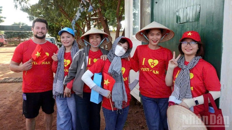 Thiếu tá Nguyễn Thị An (thứ 3 từ trái sang) chụp ảnh lưu niệm tại nước bạn Nam Sudan. ndo_br_z7132129370785-9b35d58b38abf315fbcdb4ed9f2c51bb-1913.jpg