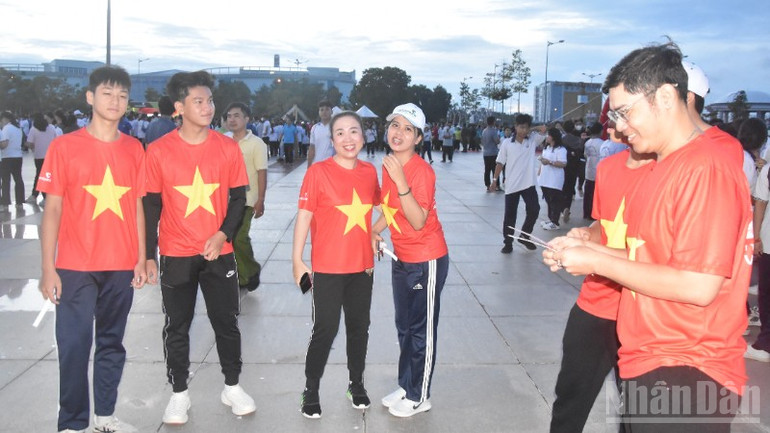 Các đoàn tranh thủ chụp ảnh lưu niệm khi tham gia chương trình. ndo_br_dsc-0922-2804.jpg