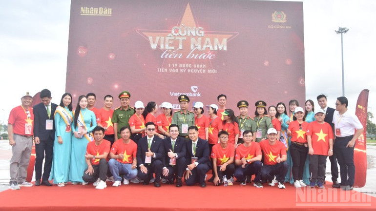 Chụp ảnh lưu niệm. ndo_br_dsc-0243-4133.jpg