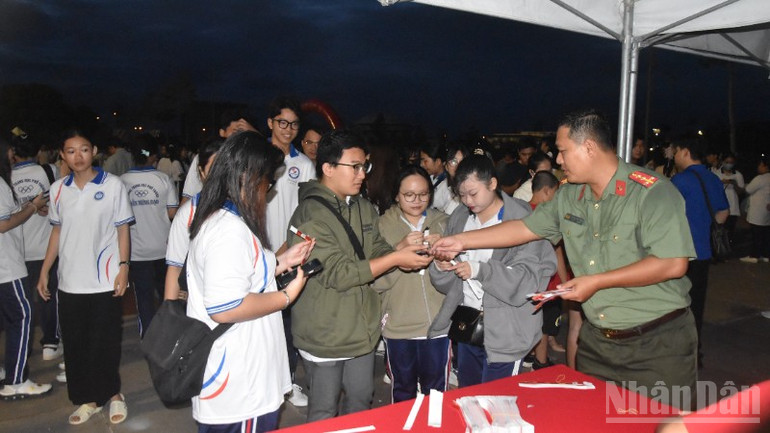Các đoàn đến đăng ký từ rất sớm. ndo_br_dsc-0910-6022.jpg