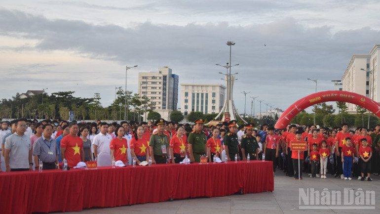 Các đại biểu và các đoàn cùng với nhân dân đứng nghiêm trang để chuẩn bị làm lễ chào cờ. ndo_br_dsc-0962-2756.jpg