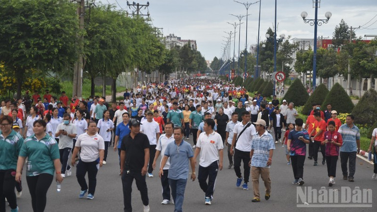 Hàng nghìn người dân hưởng ứng đi bộ. ndo_br_dsc-0217-9352.jpg
