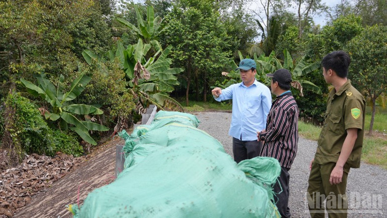 Lực lượng chức năng phát hiện điểm đổ chất thải gây ô nhiễm môi trường trên địa bàn xã Long Tiên, tỉnh Đồng Tháp. (Ảnh: Trọng Tín) ndo_br_luc-luong-chuc-nang-lam-viec-tai-diem-do-chat-thai-gay-o-nhiem-moi-truong-tren-dia-ban-xa-long-tien-anh-trong-tin-5654.jpg