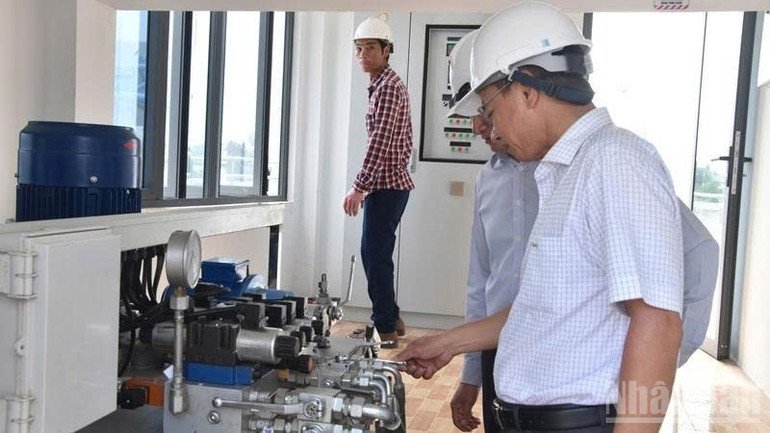 Vận hành cống âu Nguyễn Tấn Thành. ndo_br_anh-3-2303.jpg