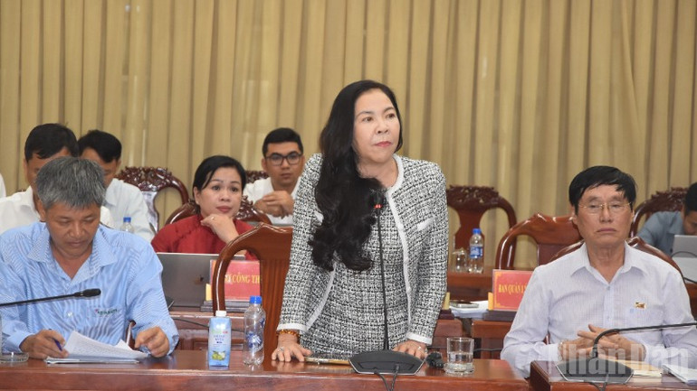 Bà Lương Thị Diễm Trang, Giám đốc Công ty cổ phần Cảng Mỹ Tho phát biểu tại hội nghị. ndo_br_dsc-0522-6010.jpg