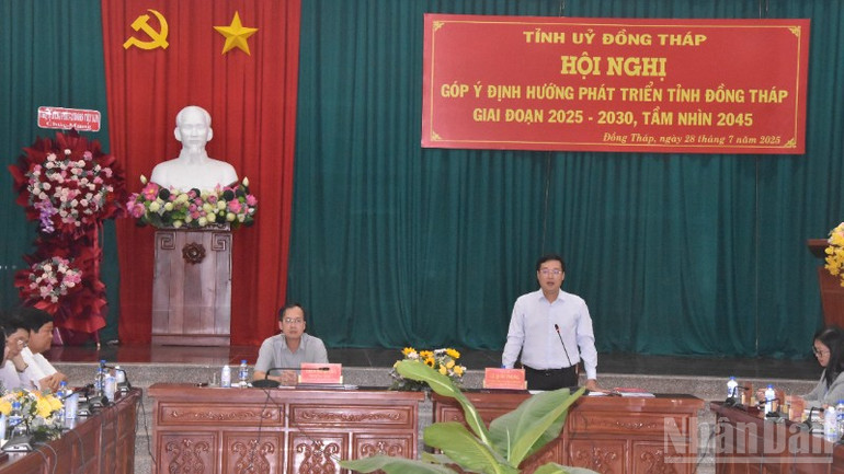 Đồng chí Lê Quốc Phong phát biểu tại hội nghị. ndo_br_dsc-0500-821.jpg
