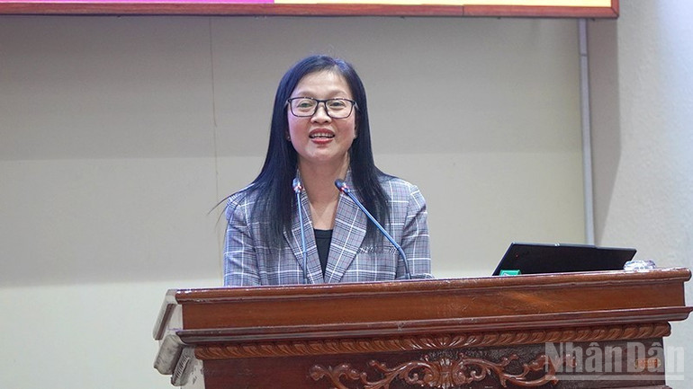 Đồng chí Nguyễn Thị Kim Tuyến, Trưởng Ban Tuyên giáo và Dân vận Tỉnh ủy Đồng Tháp phát biểu tại buổi họp báo. ndo_br_dc-kimtuyen-9557.jpg