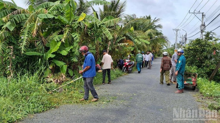 ndo_br_mat-tran-to-quoc-xa-my-tinh-an-cung-cac-to-chuc-chinh-tri-xa-hoi-ra-quan-phat-quang-bui-ram-don-dep-ve-sinh-moi-truong-tren-tuyen-duong-lien-ap-1572.jpg