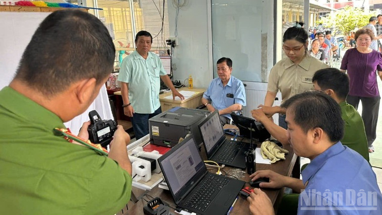 Công an xã thực hiện thủ tục đổi thẻ đảng viên trên nền tảng Cơ sở dữ liệu quốc gia về dân cư. (Ảnh: LONG GIANG) ndo_br_cong-an-xa-thuc-hien-thu-tuc-doi-the-dang-vien-tren-nen-tang-co-so-du-lieu-quoc-gia-ve-dan-cu-anh-long-giang-8062.jpg