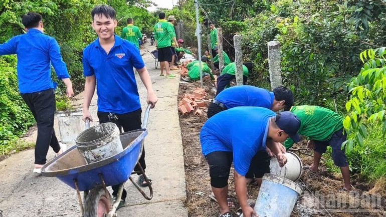Đoàn viên, thanh niên xã Tân Khánh Trung, tỉnh Đồng Tháp dặm vá đường nông thôn. ndo_br_anh-3-doan-vien-thanh-nien-xa-tan-khanh-trung-dam-va-tuyen-duong-4046.jpg