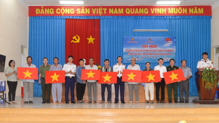 Tặng cờ Tổ quốc cho ngư dân. psx-20250823-103052-1429.jpg