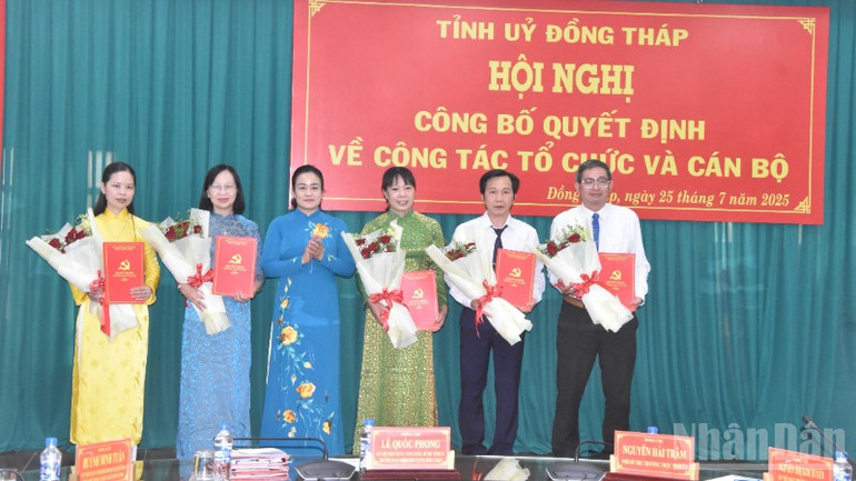 Đồng chí Nguyễn Hải Trâm, Phó Bí thư Thường trực Tỉnh ủy Đồng Tháp trao quyết định bổ nhiệm Tổng biên tập và các Phó Tổng biên tập. ndo_br_dsc-0260-1480.jpg