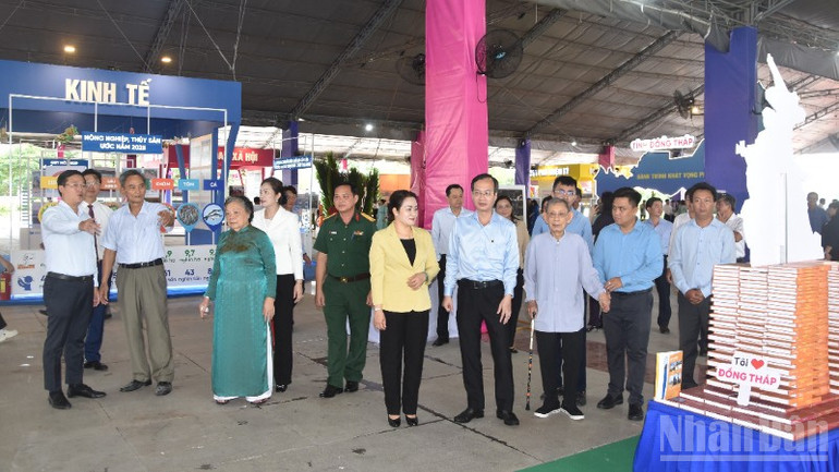 Các đại biểu tham quan triển lãm. ndo_br_dsc-0190-1512.jpg