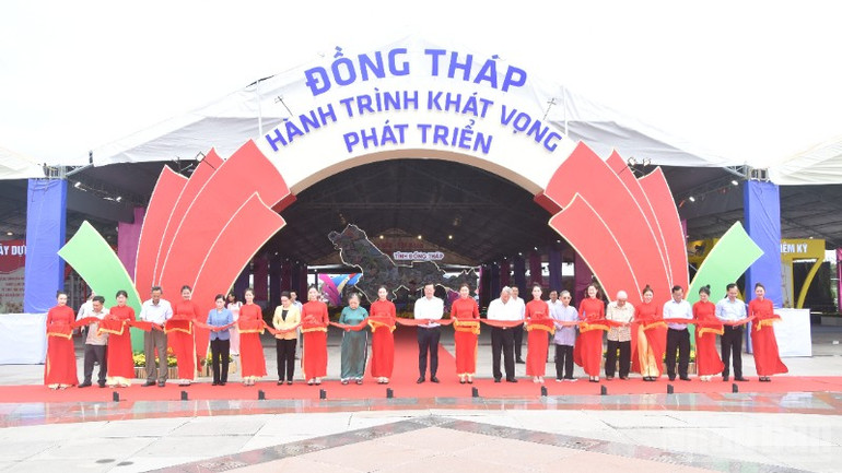 Cắt băng khai mạc triển lãm. ndo_br_dsc-0159-7696.jpg