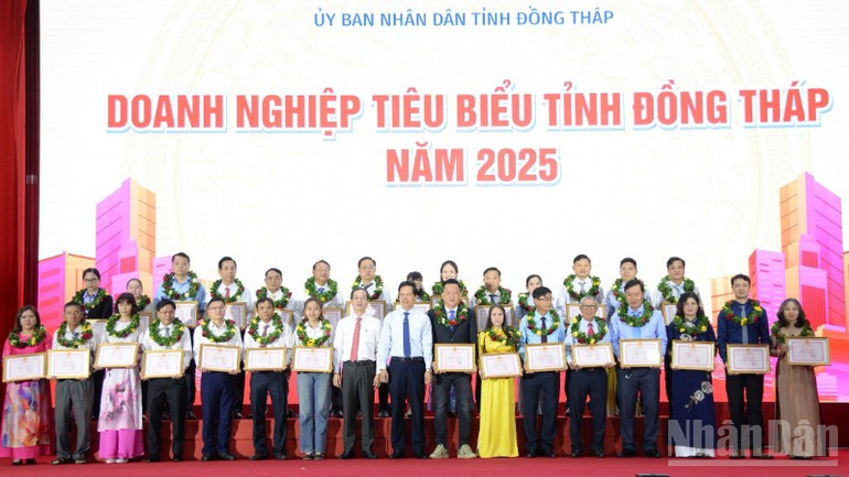 Các doanh nghiệp tiêu biểu của tỉnh Đồng Tháp được tuyên dương, khen thưởng. ndo_br_z7101284648884-52bfd908ff0bb36ca4e15a537cff1b5f-9639.jpg