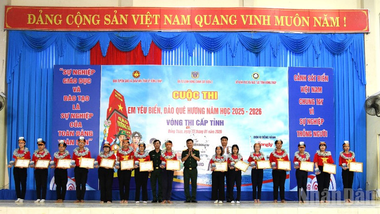 ndo_br_trao-giai-khuyen-khic-cho-cac-em-hoc-sinh-tai-tinh-dong-thap-2763.jpg