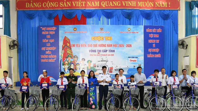 ndo_br_trao-xe-dap-cho-cac-em-hoc-sinh-tinh-dong-thap-2588.jpg