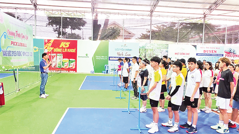 Giải pickleball “Nâng bước em đến trường” thu hút sự tham gia của đông đảo cán bộ, giáo viên, phụ huynh và học sinh trong toàn trường. a5.png