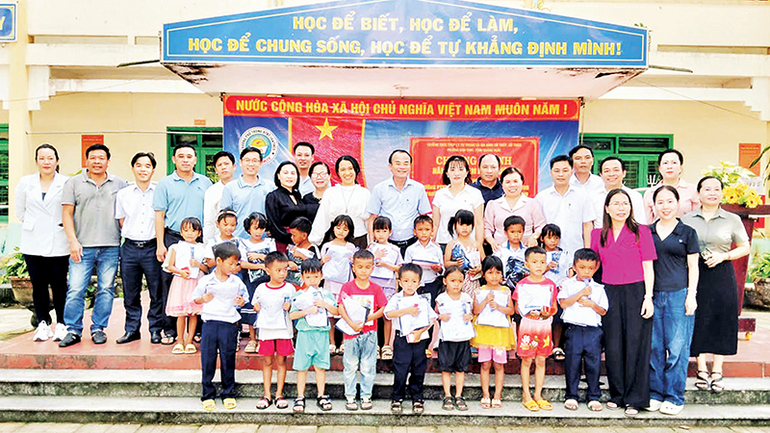 Yêu thương gửi đến các em học sinh có hoàn cảnh khó khăn. a3.png