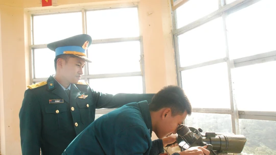 Trên đỉnh núi, giữa gió biển và sương đêm, những người lính lặng thầm dõi theo từng tín hiệu trên màn hình ra-đa, ngày đêm canh giữ vùng trời Tổ quốc.