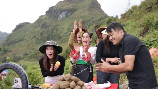 Chị Vừ Thị Xia (bìa phải), Vừ Thị Chứ (bìa trái) livestream bán khoai sâm và nông sản của Sìn Hồ.