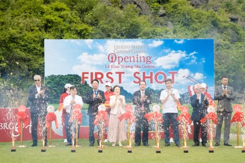 Đại biểu cắt băng khánh thành sân Canyon Course tại Legend Valley Country Club.