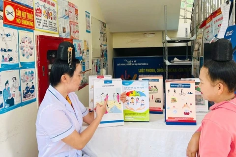 Tại các trạm y tế của Sơn La, cùng với công tác khám, chữa bệnh, đã lồng ghép được nhiều hoạt động tuyên truyền về dân số, chăm sóc sức khỏe cho người dân.