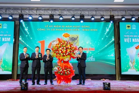 Ông Ngô Văn Đông – Chủ tịch HĐQT Công ty tặng hoa ghi nhận những thành tích mà Công ty CP Bình Điền Ninh Bình đạt được.