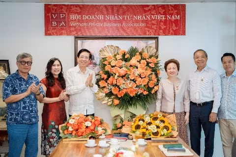 Đại diện Ban chấp hành Hội Doanh nhân Tư nhân Việt Nam tặng hoa chúc mừng bà Nguyễn Thị Nga.