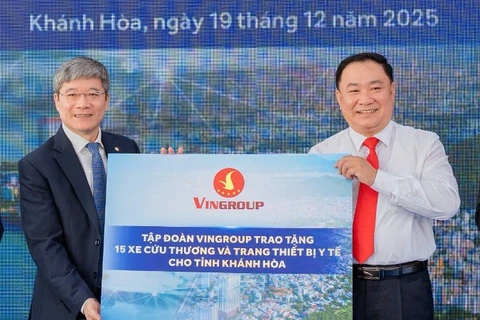Đại điện Tập đoàn Vingroup trao 15 xe cứu thương cho ngành Y tế Khánh Hòa.