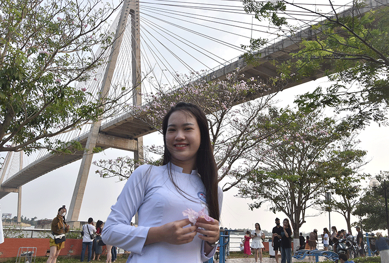 Một học sinh tranh thủ thời gian đến tham quan, chụp ảnh để làm kỷ niệm.