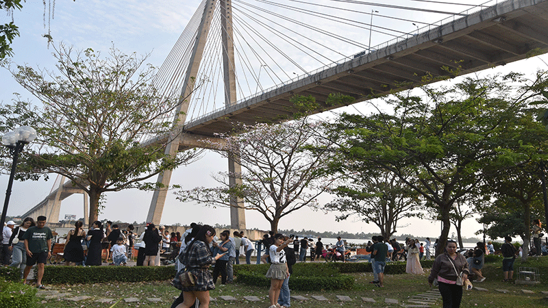 Người dân và du khách đến tham quan rất đông.