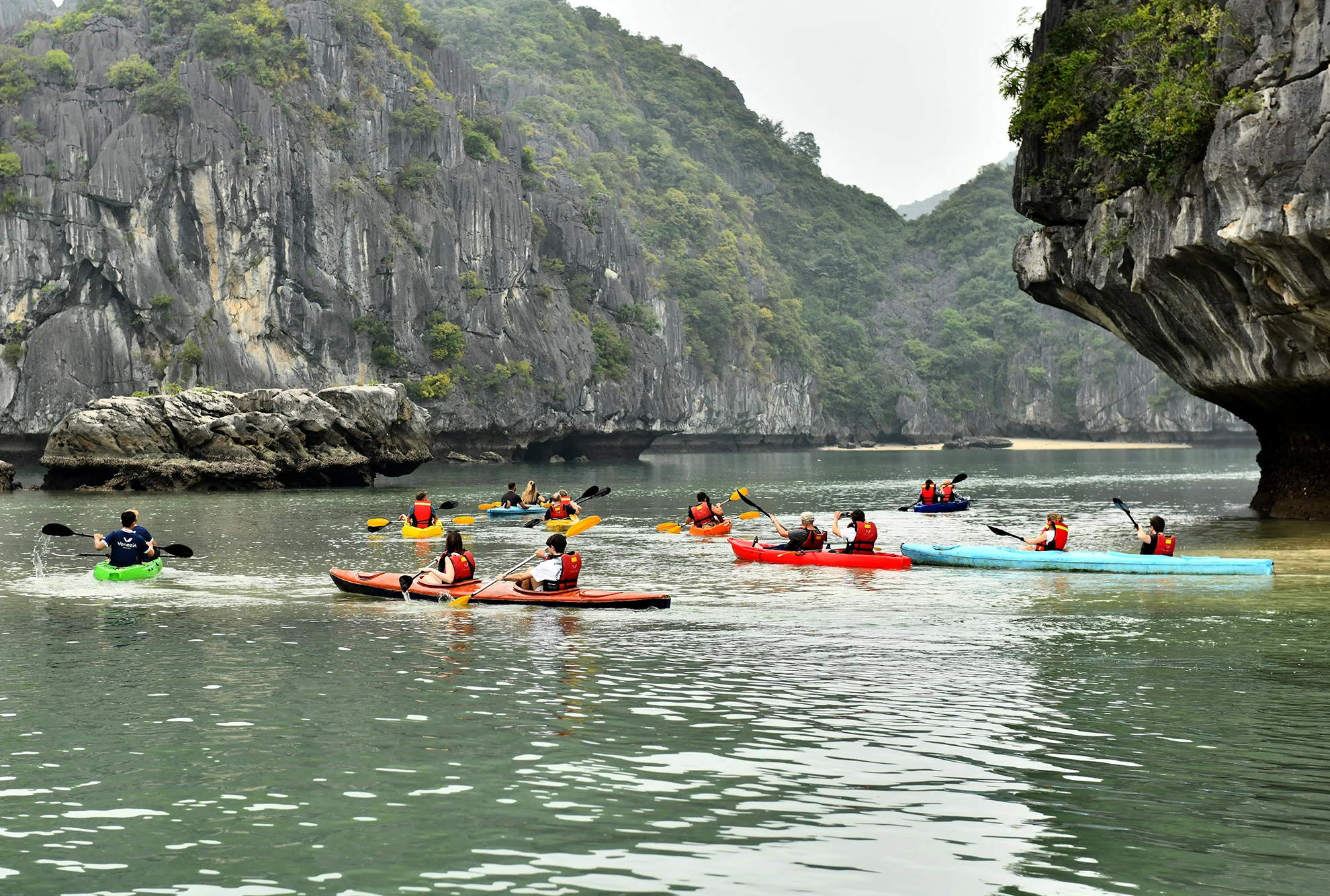  Du khách thỏa thích chèo thuyền kayak khám phá hang động kỳ thú của vịnh Lan Hạ.