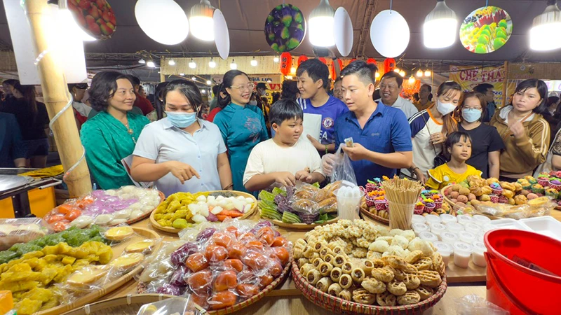 Tham quan gian hàng bánh dân gian Nam Bộ.