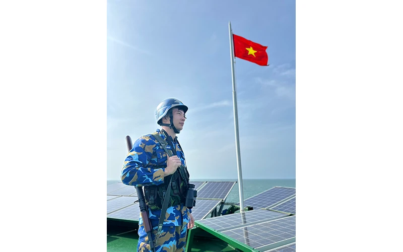 Trung úy chuyên nghiệp Trần Văn Nghiệp đứng gác ở DK-1/10.