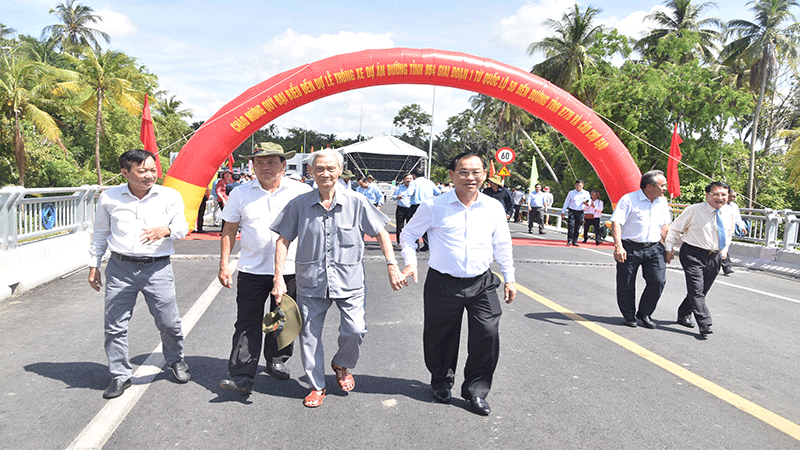 Các đại biểu tham quan cầu Chợ gạo.