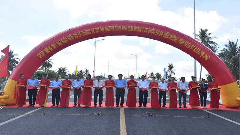 Cắt băng khánh thành đường tỉnh 864 và cầu Chợ Gạo.