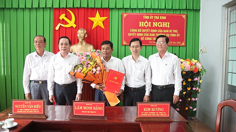 Đồng chí Kim Rương nhận các quyết định của Ban Bí thư Trung ương Đảng, Ban Thường vụ Tỉnh ủy Trà Vinh.