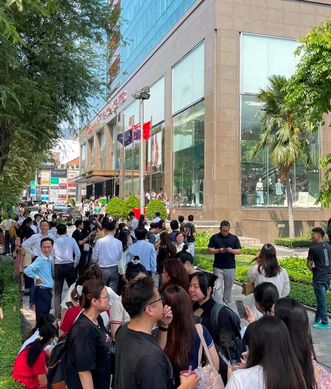Nhiều người làm việc trong tòa nhà Vincom Đồng Khởi, Quận 1, Thành phố Hồ Chí Minh thoát xuống đất sau dư chấn động đất tại Myanmar, ngày 28/3/2025. Ảnh: HOÀNG HÙNG 
