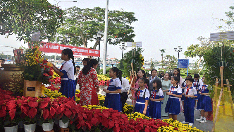 Học sinh Trường tiểu học Thủ Khoa Huân vào thắp hương tại Tượng đài Anh hùng dân tộc Thủ khoa Nguyễn Hữu Huân.