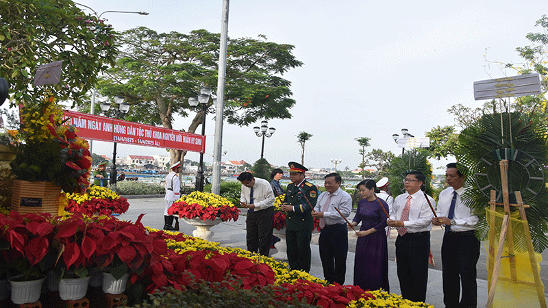 Lãnh đạo tỉnh Tiền Giang thắp hương tại Tượng đài Anh hùng dân tộc Thủ khoa Nguyễn Hữu Huân.